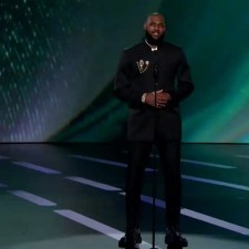 James atteint le sommet de l'ESPY, les maillots des Lakers témoignent de la gloire de l'excellence